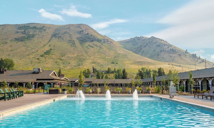 Jackson Apartment | Spacious Room & Lively Saloon at Rustic Lodge in Jackson Hole – 5 Mins to DT