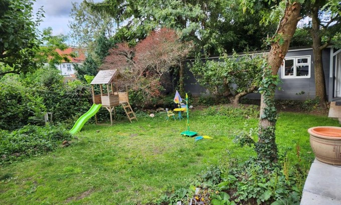 Ashburton House | Spacious Room with Garden in Croydon London