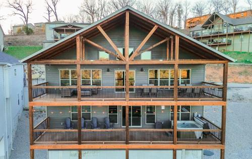 Indian Point House | Spacious Rustic Elm Lodge