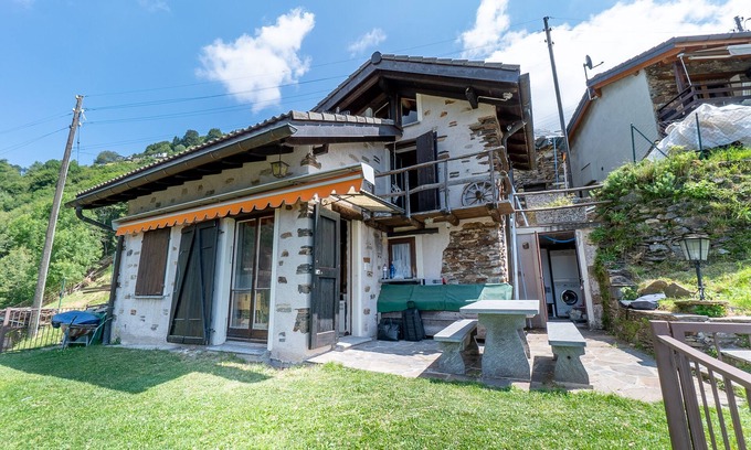 Gambarogno House | Spacious rustico in the Indemini Valley with a view of Lake Maggiore