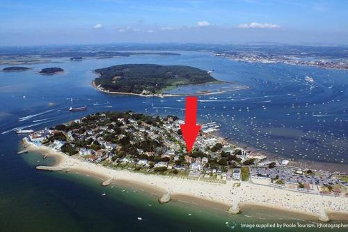 Sandbanks Apartment | Spacious Sandbanks Apartment near Beach and Bars with Free Parking