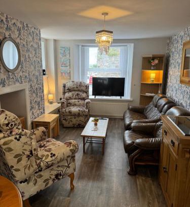 Saltash Apartment | Spacious, sleeps 7, two baths, central Saltash