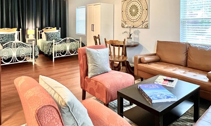 Bolivar Apartment | Spacious studio apartment with 2 twin beds, centrally located