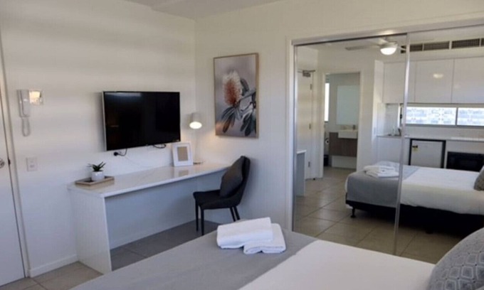 Birtinya Apartment | Spacious Studio Apt opp Hospital