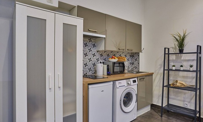 Epinettes Apartment | Spacious Studio Center of Paris/montmartre