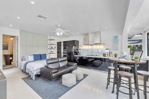 Coral Heights House | Spacious Studio in the Heart of FTL Hot Tub