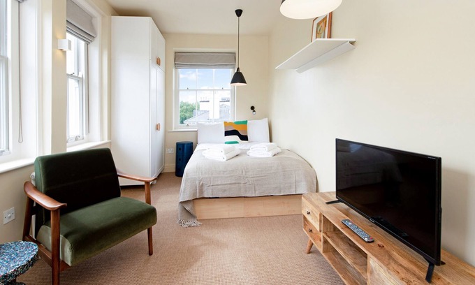 Camden Town with Primrose Hill Apartment | Spacious Studio Near Leafy Primrose Hill