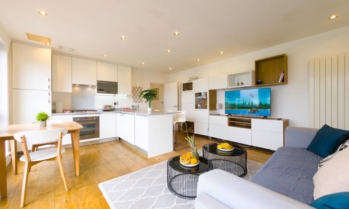 Bow Apartment | Spacious Stylish Flat with Balcony | Pass The Keys