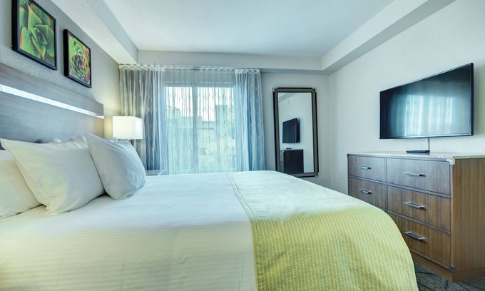 Las Vegas Resort | Spacious Suite Near the Strip w/Free WiFi, Full Kitchen & Private Balcony