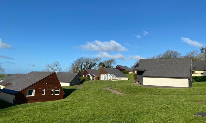 Kilkhampton House | Spacious, Sun-filled, Detached Cabin in a Peaceful Corner of Cornwall