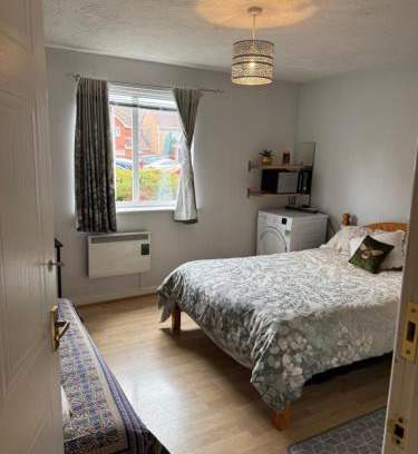 Tremorfa House | Spacious Tidy Room