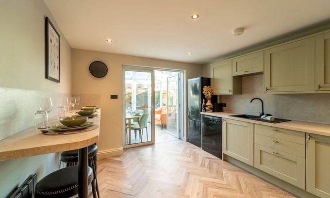 Montpellier House | Spacious Town House Sleeps 8, Bath Road Cheltenham