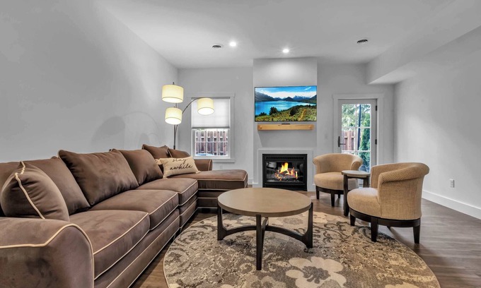 Ellicottville House | Spacious Townhome with Fireplace