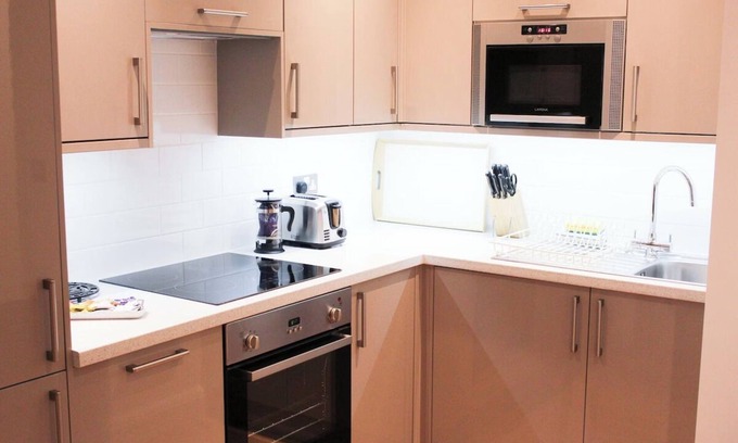 West Finchley Apartment | Spacious two-bedroom Apartment w/Kitchen Ideal for Professionals and Families