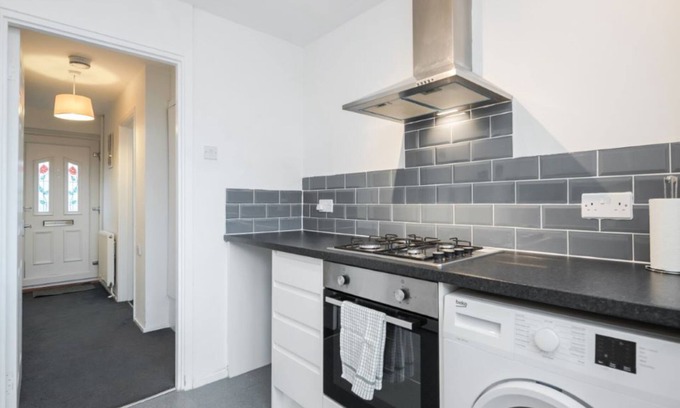 Cheshunt House | Spacious two bedroom house w/garden- close to London Luton airport!