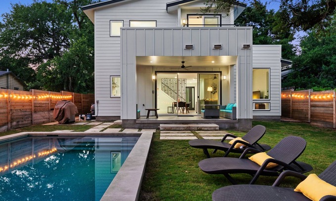 Rosewood House | ~Sparkling New Home~ Pool & Perfection 2M to DT!