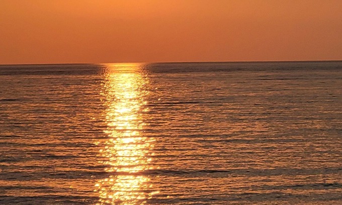 North East Cottage | Spectacular Lake Erie Sunsets with beach access