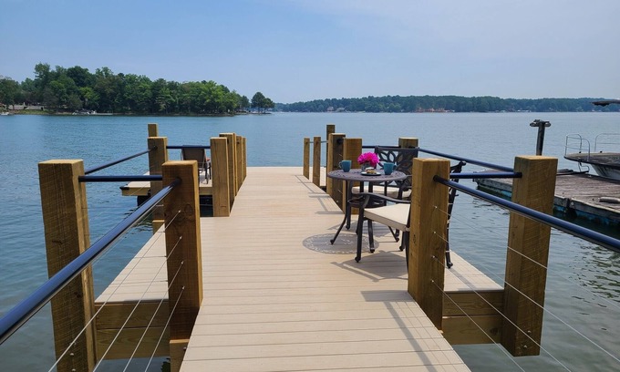 Mayhew House | SPECTACULAR LAKEFRONT MODERN OASIS New to VRBO