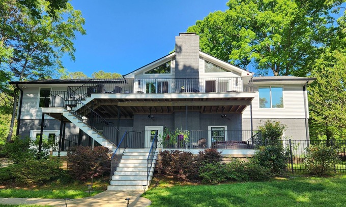 Buckhead House | Spectacular Lakefront Home