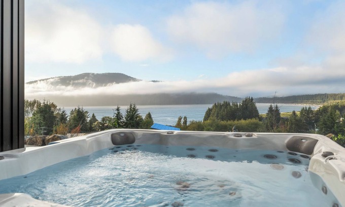 Port Renfrew Cottage | Spectacular Ocean View and Hot Tub sleep 7