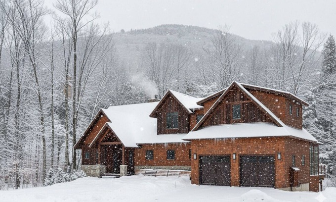 Lincoln Ski Chalet | Spectacular Ski In Hideaway: Hot Tub - Views - BBQ