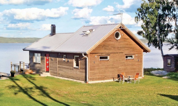 Ydre Municipality House | Spend a relaxing vacation in this vacation home and enjoy the panoramic view of Lake Sommen.