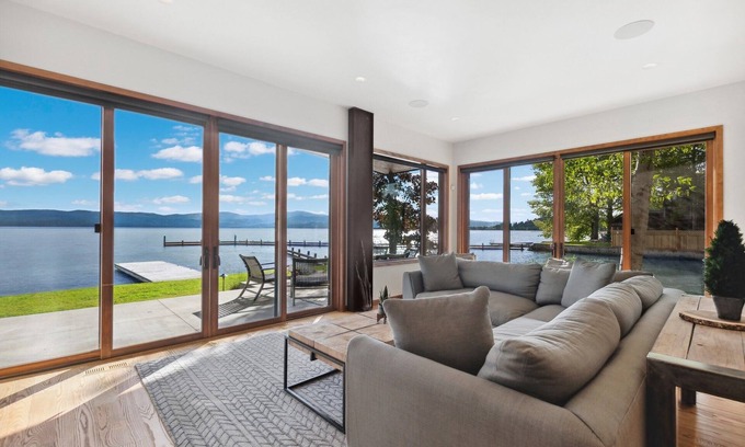 Bigfork House | Spend Holidays at Flathead Lake! Stunning Lake house less than a mile from Downtown Bigfork!