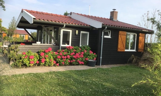 Vriezekoop Cottage | Spend the night on the water in Tiny House/Trekkershut Comfort/Mini Bungalow