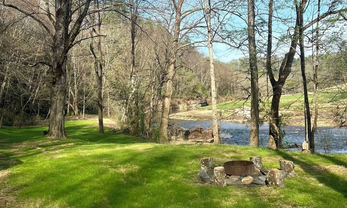 Spruce Pine Cabin | Spirit of the River, Direct River Access, Fire Pit, Fish, Swim, Grill, WiFi!