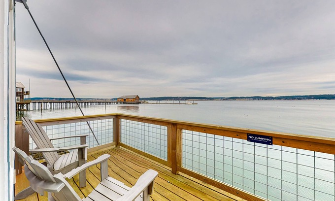 Coupeville Condo | Splendid waterfront hotel with Penn Cove views, balconies, kitchens, & W/Ds