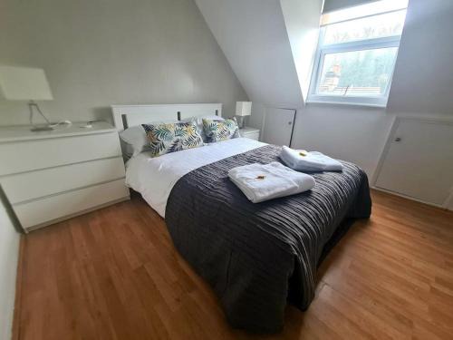 Luton Apartment | Split level luton town center flat