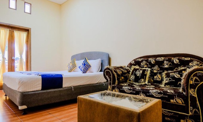 Briket Hotel | SPOT ON 2448 Hotel Tlogorejo 2