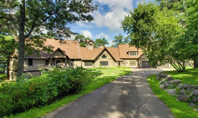 Lake Shore House | Sprawling Minnesota Home w/On-Site Lake Access