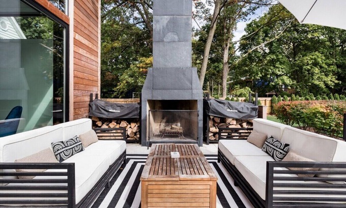 Union Pier House | Sprawling Modern Home with Chef's Kitchen, Pool & Hot Tubs - walk to the beach!