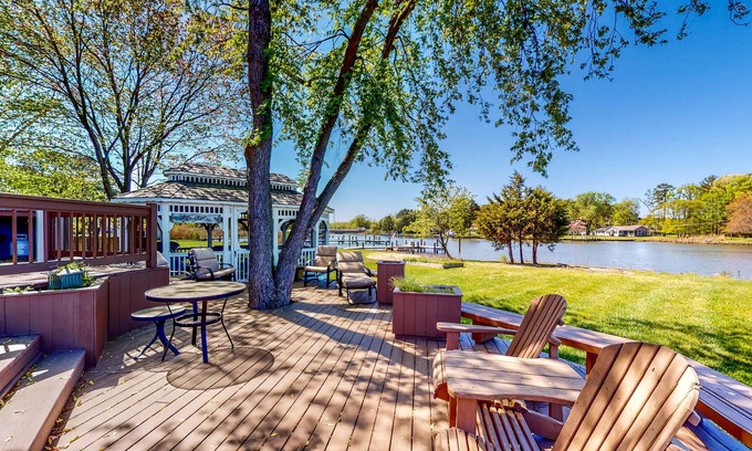 Unionville House | Sprawling Waterfront Home, Dock & In-Home Theatre