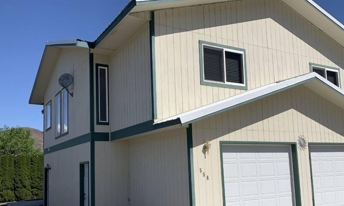 Sunland Estates House | Spread out and relax in comfort in beautiful Sunland Estates