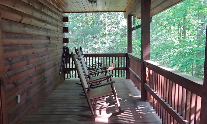 Franklin Cabin | SPRING SALE! LOG CABIN IN THE WOODS! BOOK NOW AND SAVE ON WEEKEND GETAWAY!
