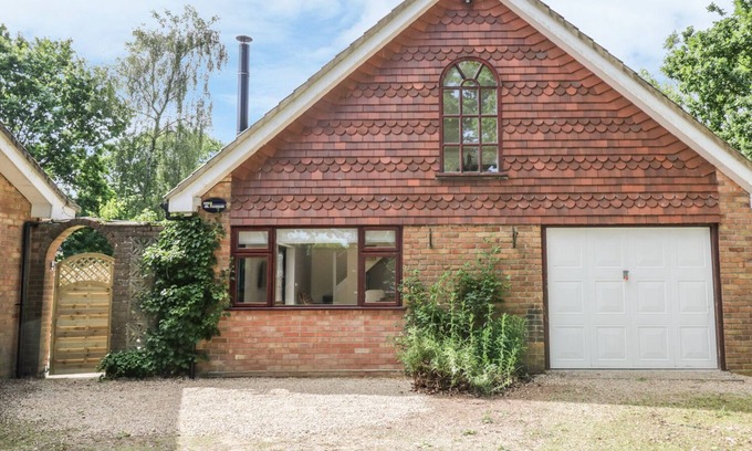 East Dereham Apartment | SQUIRRELS DREY, romantic, with open fire in Litcham