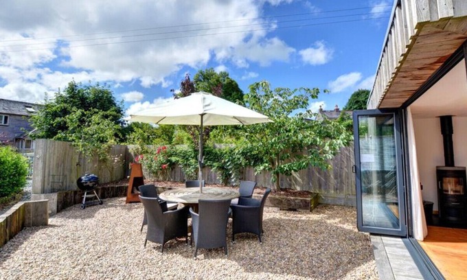 Saint Kew House | St Docwin - Four Bedroom House, Sleeps 9