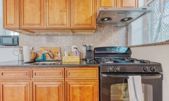 Chinatown Apartment | Stairway 3BR Apt w W D Ideal for Groups