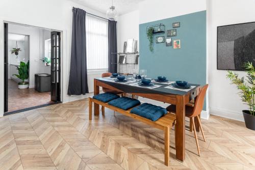 Kirkdale House | Stanley House - Air Host & Stay - 4 Bedroom