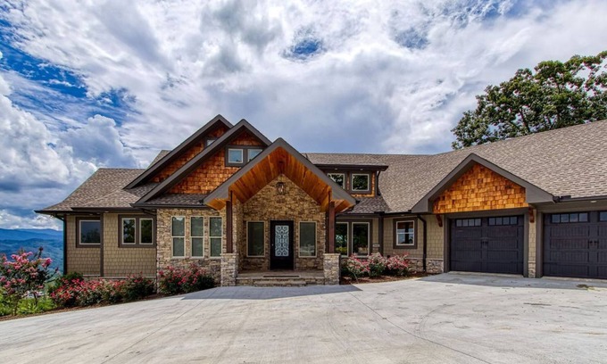 Gatlinburg - Pigeon Forge Ski Chalet | Star Of The Summit, Private Pool, Breathtaking Mountain Views, FREE Tickets!