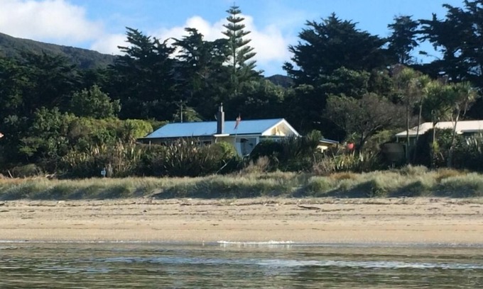 Pakawau House | Starfish - special beach front retreat with wifi