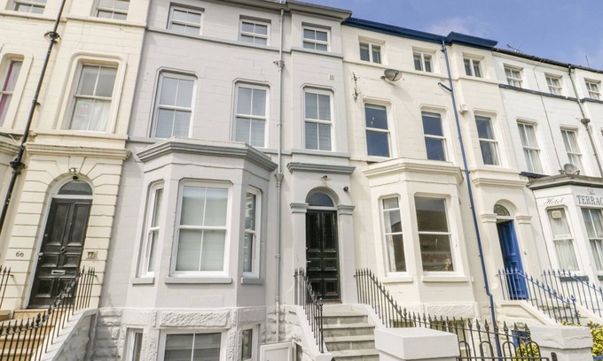 Scarborough City Centre Cottage | STATION HOUSE, family friendly, with hot tub in Scarborough
