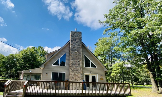 Albrightsville Cabin | Stay 3+ Nights-Get 1 Free, Poconos, Hot Tub, Sauna, Basketball, Playground, Ski