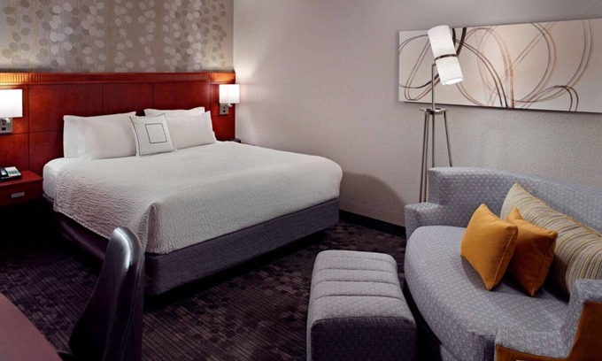 Cumberland Hotel | Stay Close to Cumberland Mall! Pet Friendly Property w/Indoor Pool
