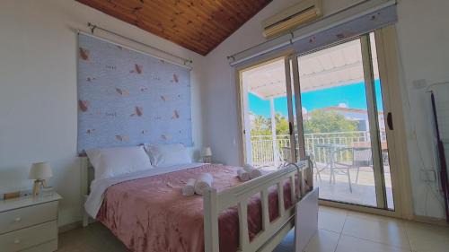Meneou Apartment | STAY Crystal Waves Maisonette