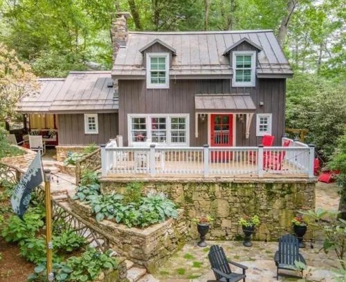 Highlands House | Stay Foxy Cottage, Mirror Lake Highlands, NC