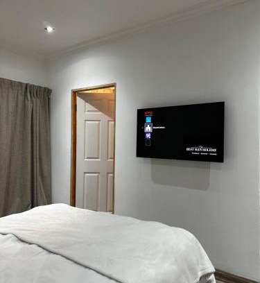 Weltevredenpark House | Stay In Carlazo - Unlimited WiFi, Solar backup