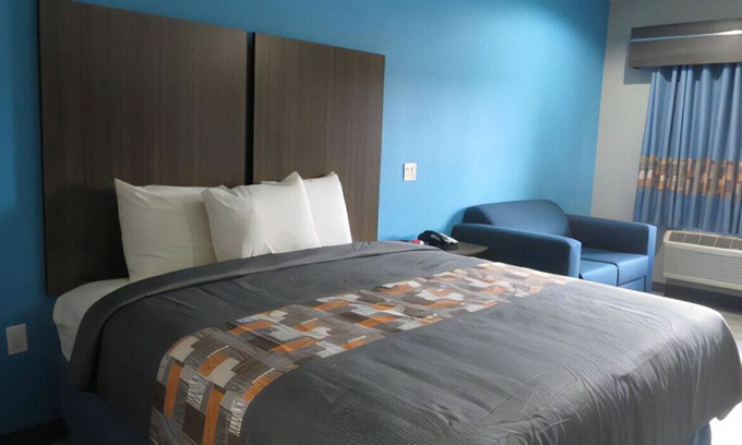 Willowbrook House | Stay in Contemporary Room w/ Homelike Amenities